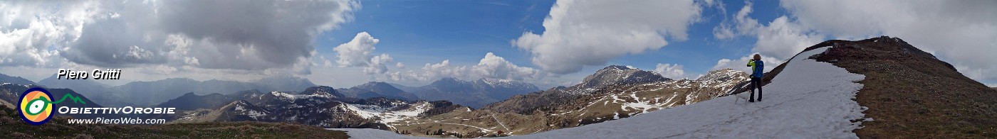 48 Panoramica salendo la cresta sud ovest per cima Sodadura.jpg